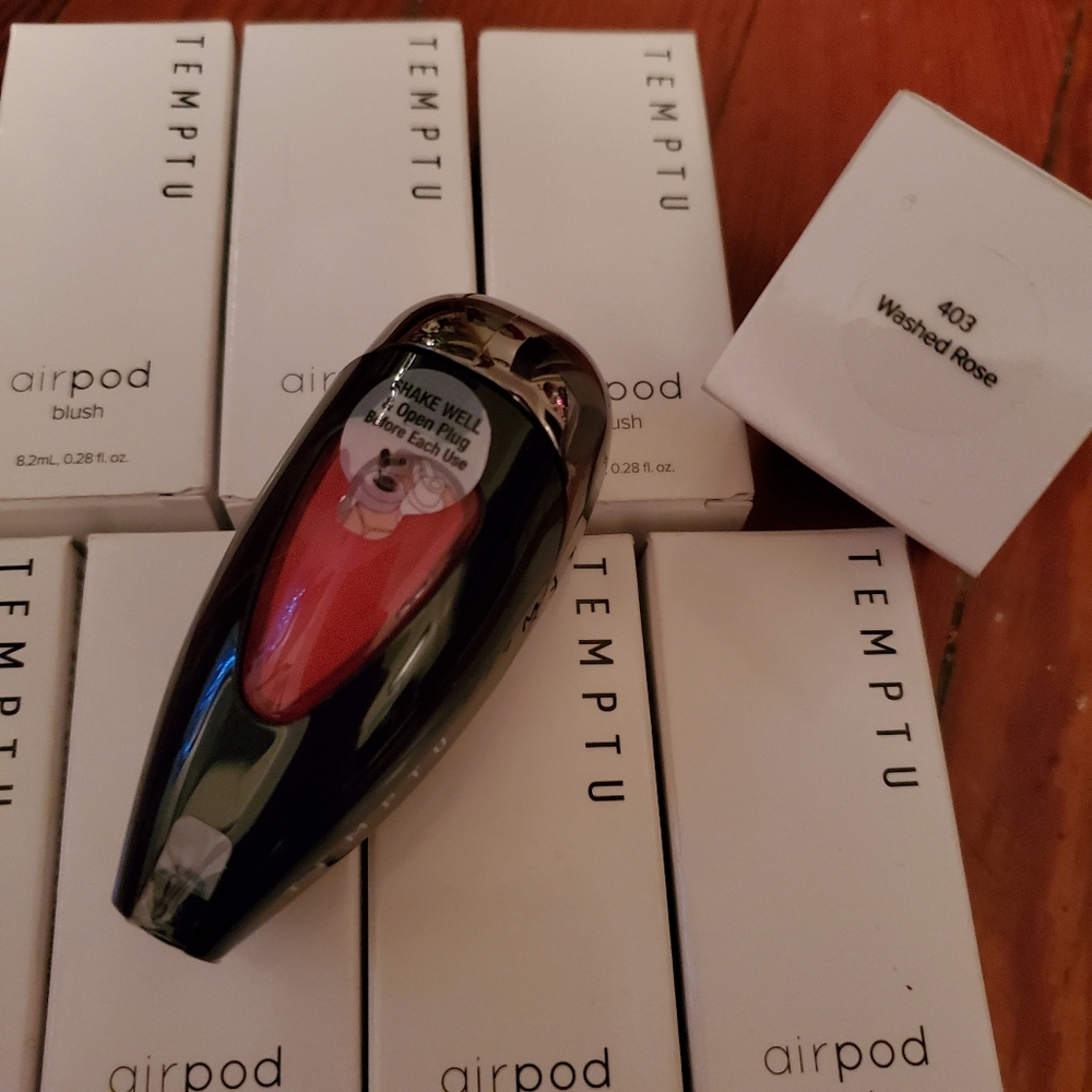 1 LEFT- Temptu Airpod Blush💕